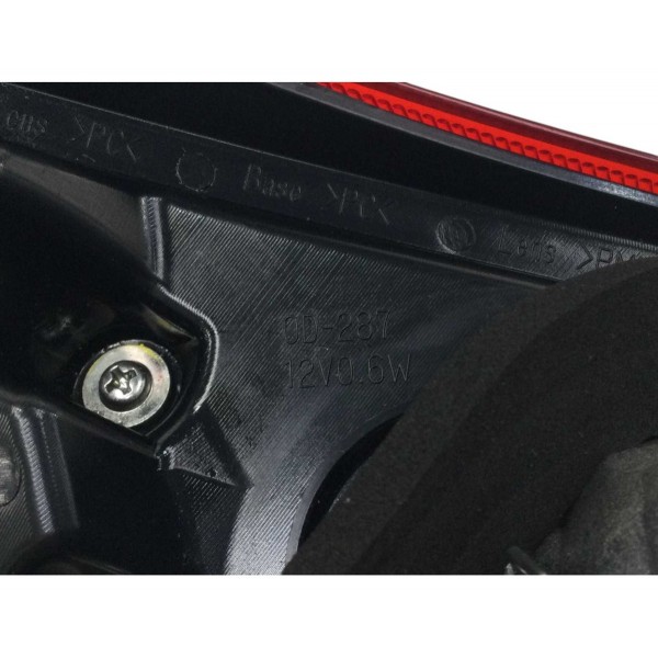 Lanterna Direita Tampa Yaris 1.5 Xs Connect 2022 Original Direito/passageiro Vermelho